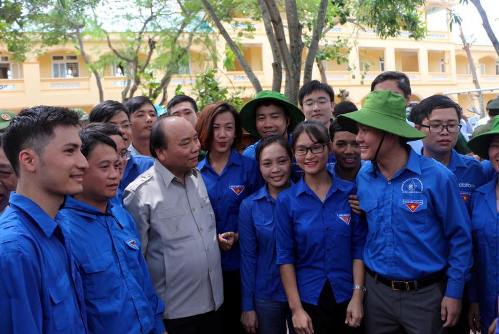 Thủ tướng Nguyễn Xuân Phúc trò chuyện, động viên ĐVTN tỉnh Nghệ An